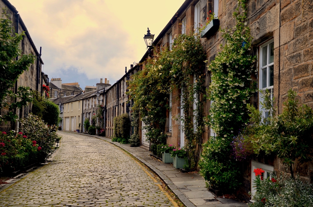 Homes shortage 'pushing up property prices' in Edinburgh and Glasgow