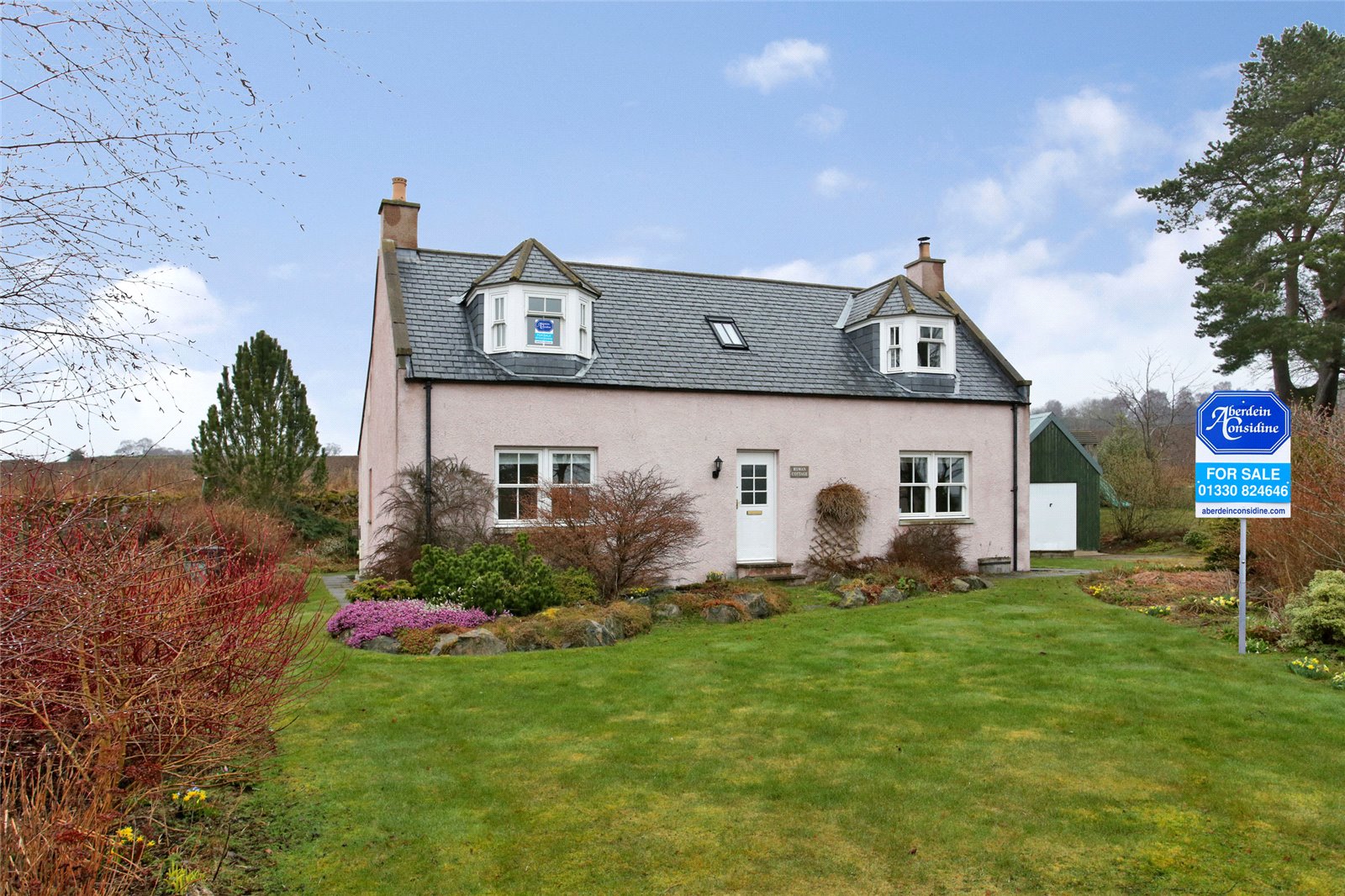 Picture-perfect cottage surrounded by breathtaking open countryside