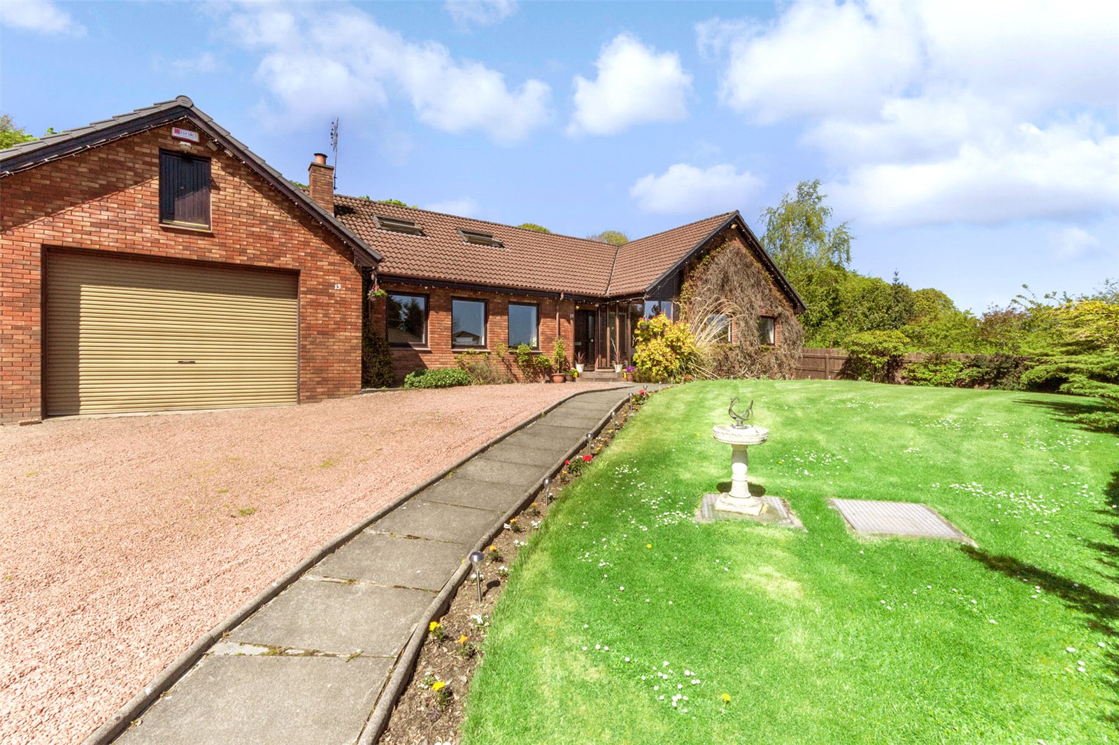 This house comes with sauna, massive garden and heated triple garage