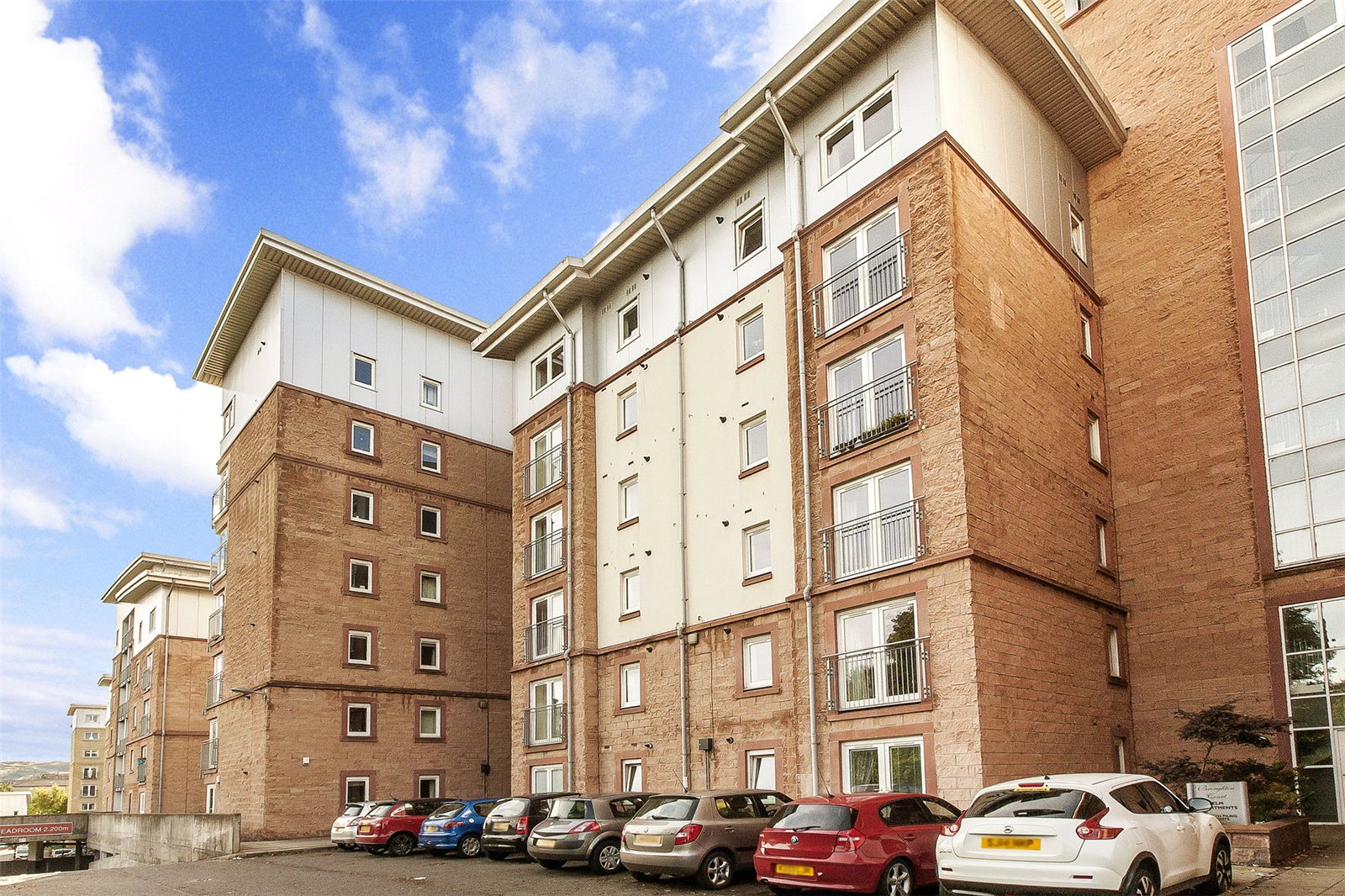 Immaculate flat with all the mod cons, parking and residents' gym