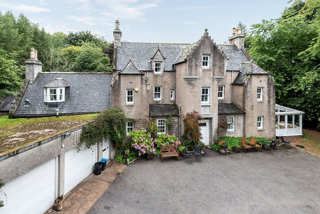 Magnificent detached house dating back more than 350 years 