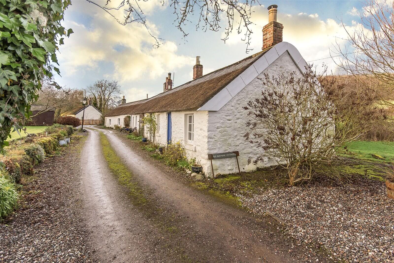 Thatched fairytale cottage set in beautiful surroundings